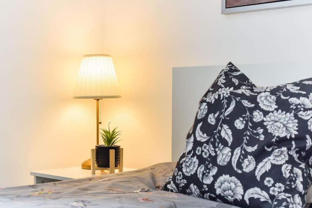 Knightsbridge Stylish Two Bedroom *